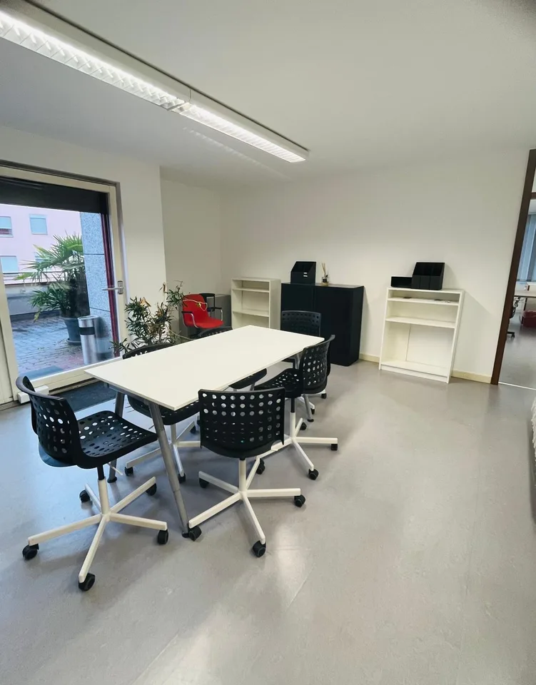 Helle Büros mit 2,5 Zimmern, großer Terrasse und Parkplätzen