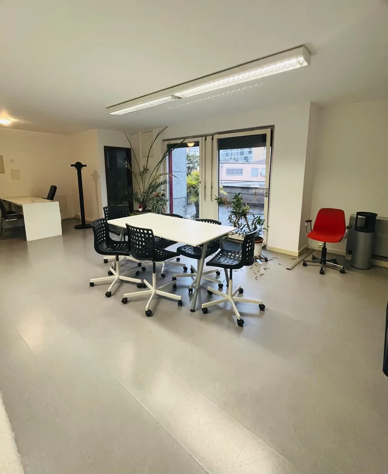 Helle Büros mit 2,5 Zimmern, großer Terrasse und Parkplätzen