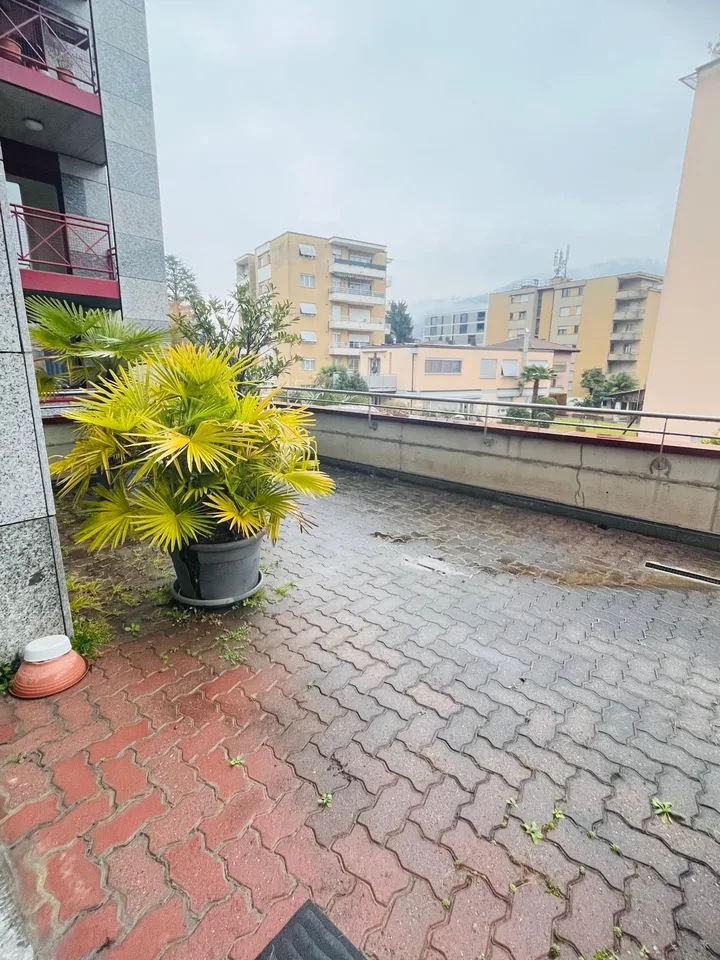 Helle Büros mit 2,5 Zimmern, großer Terrasse und Parkplätzen