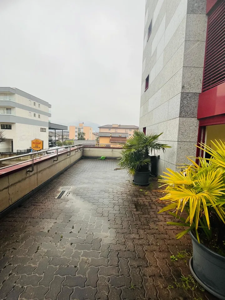Helle Büros mit 2,5 Zimmern, großer Terrasse und Parkplätzen