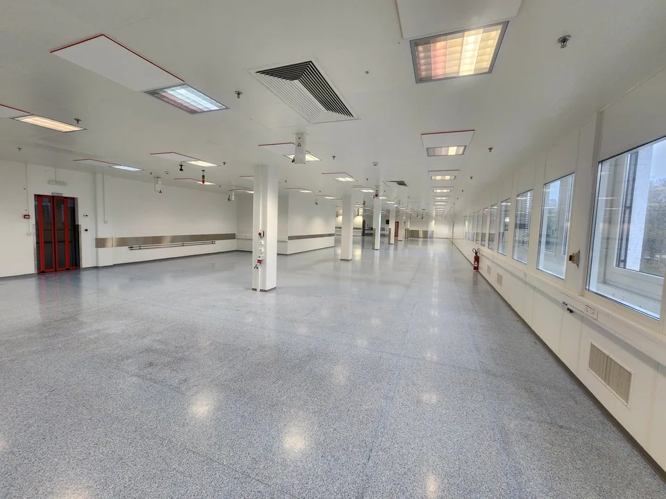 Salle blanche et espace industriel moderne de 355 m² à Neuchâtel