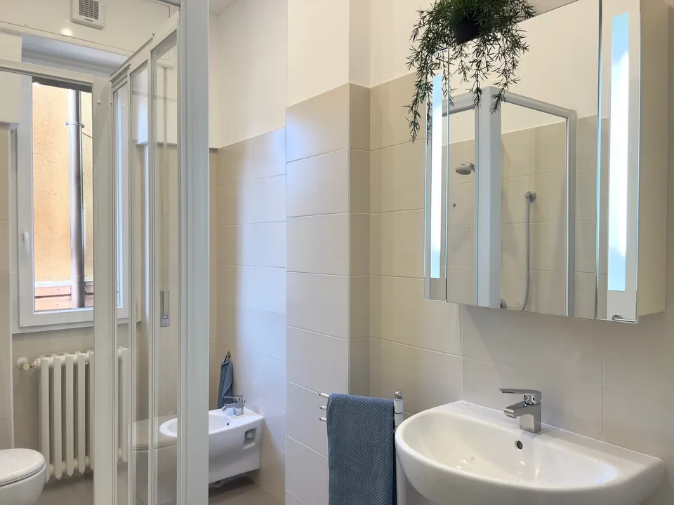 Location à long terme ! Appartement 2 pièces complètement rénové au centre de Laveno, à seulement 2 pas du lac – photo 9 sur 11