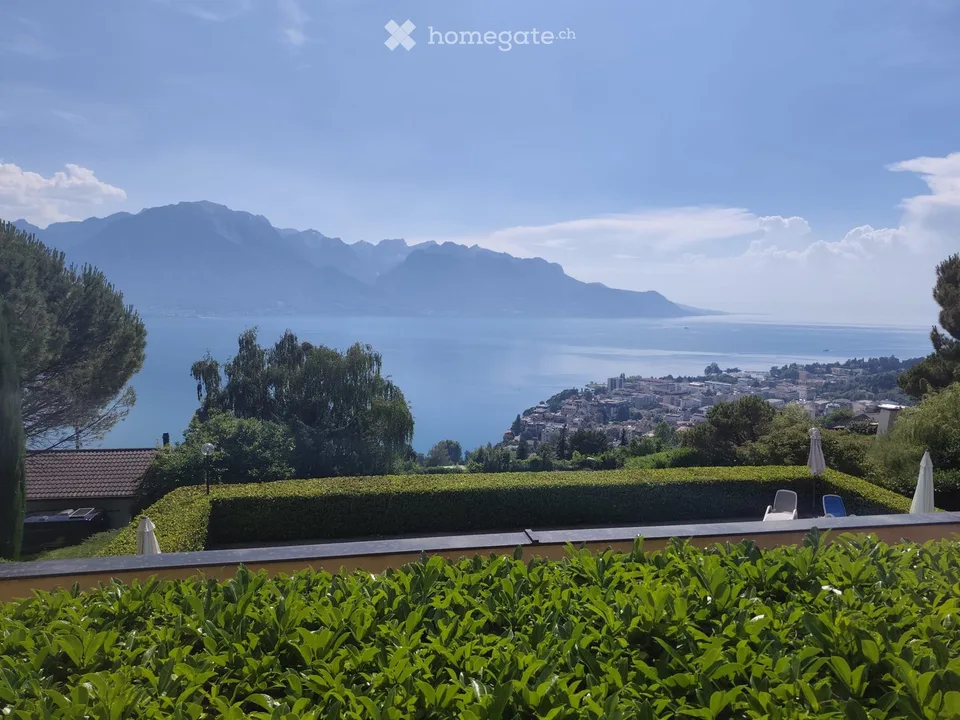 Charming 2.5-room apartment with stunning lake and mountain views in Chernex