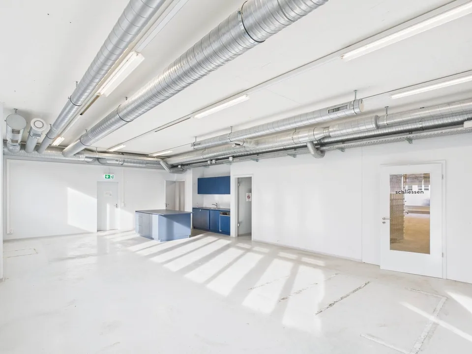 Area di produzione moderna con spazio di ufficio separato a Winterthur