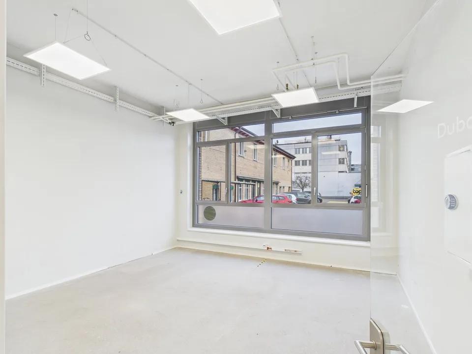 Espace de production moderne avec espace de bureau séparé à Winterthur – photo 12 sur 15