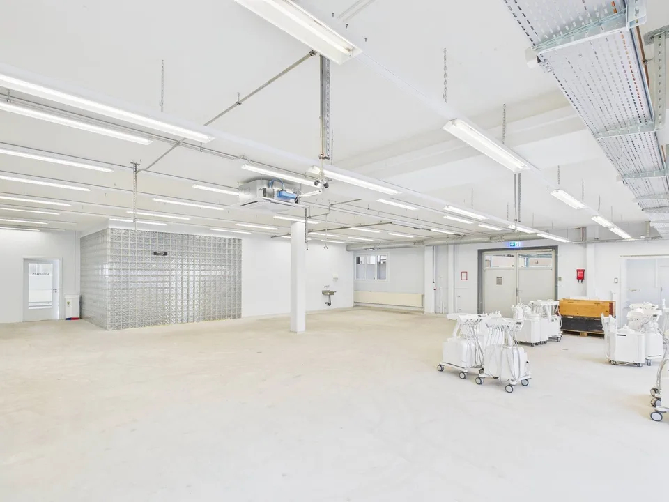 Area di produzione moderna con spazio di ufficio separato a Winterthur