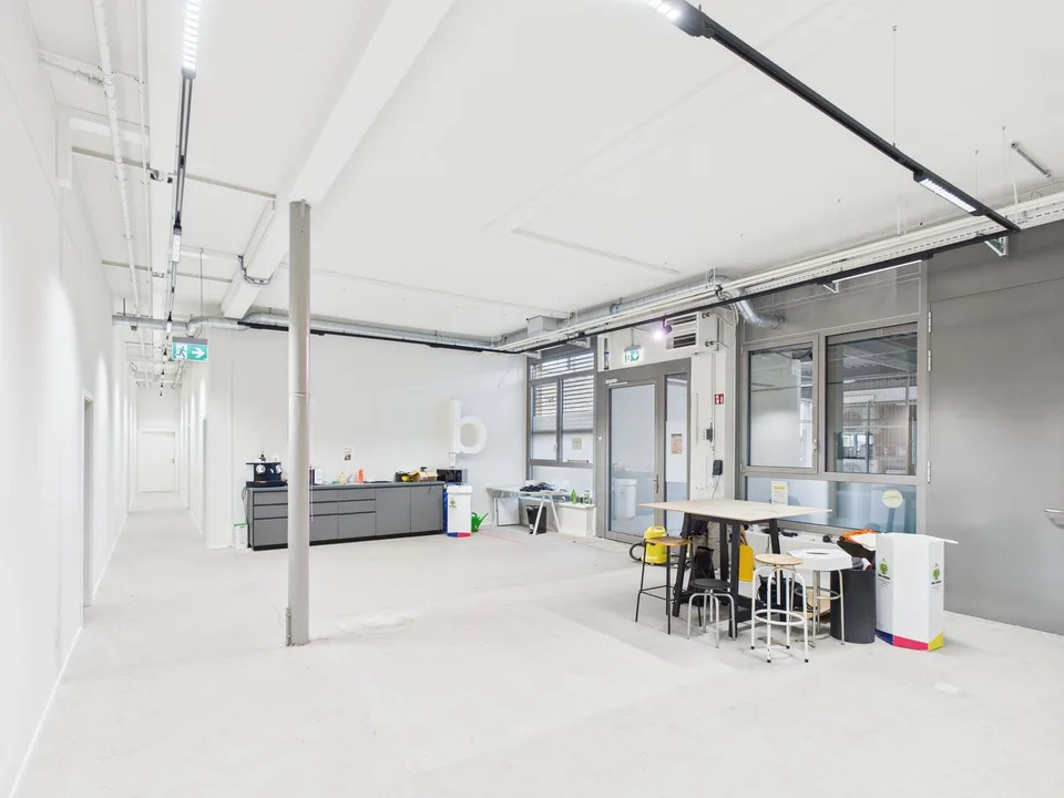 Espace de production moderne avec espace de bureau séparé à Winterthur – photo 10 sur 15