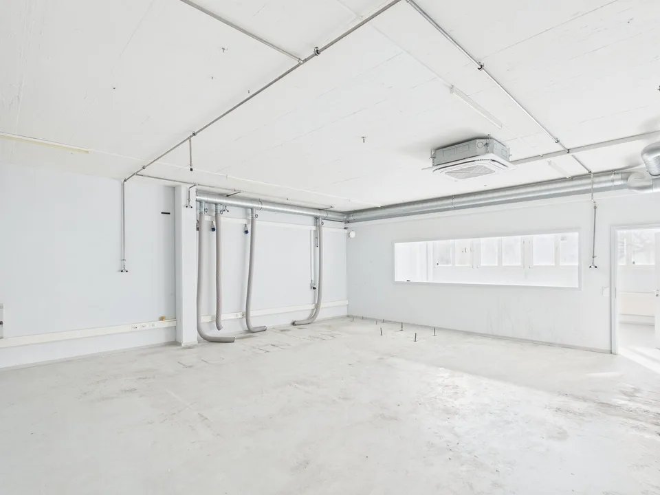 Area di produzione moderna con spazio di ufficio separato a Winterthur