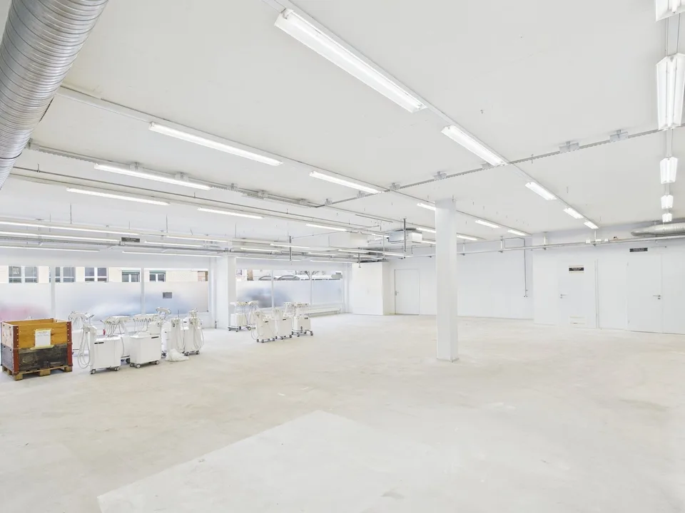 Area di produzione moderna con spazio di ufficio separato a Winterthur