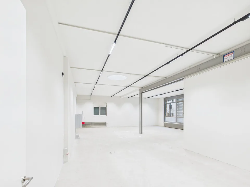 Espace de production moderne avec espace de bureau séparé à Winterthur – photo 14 sur 15