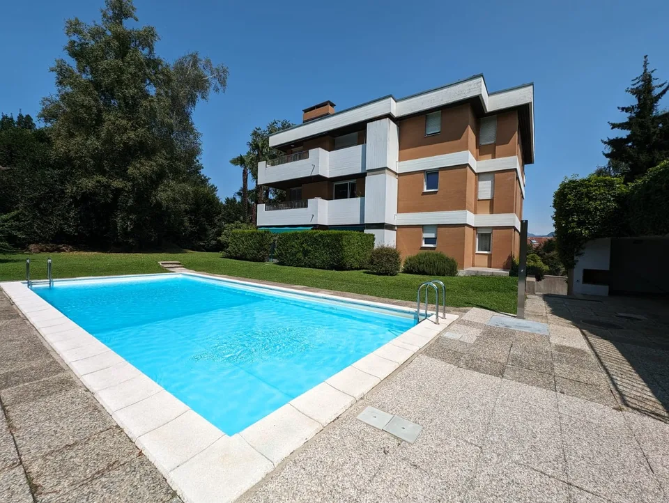 Montagnola Immerso della quiete e nel verde, stabile con piscina esterna