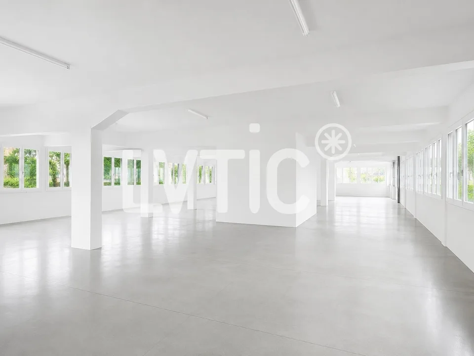 Edificio industriale di 3047 m2, divisibile, in affitto a Mont-sur-Lausanne