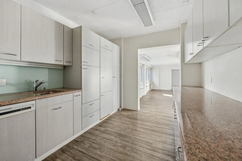 Bezugsbereite Bürofläche im Herzen von Binningen – Foto 10 von 13