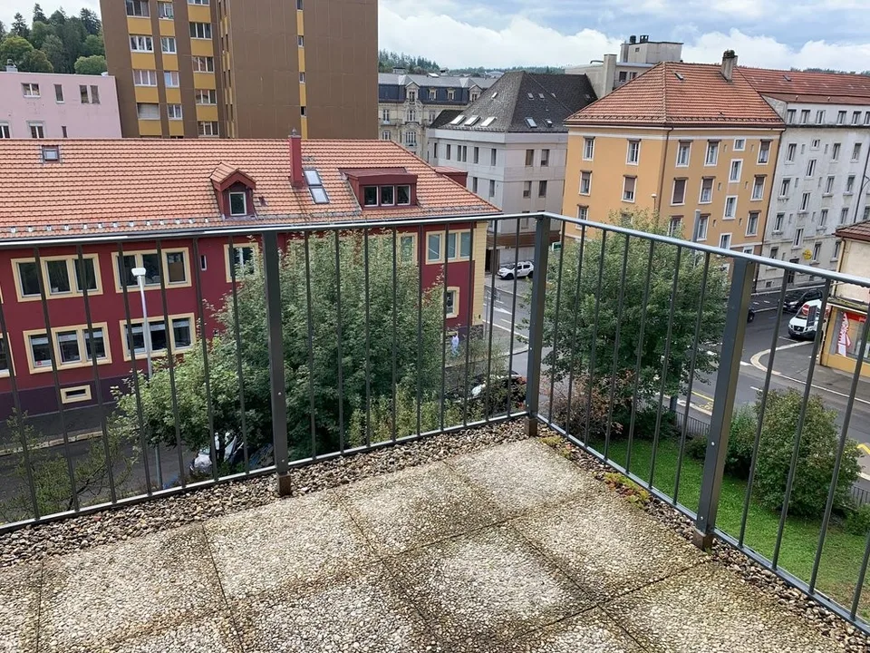 BELLO APPARTAMENTO CON BALCONE E CAMINO