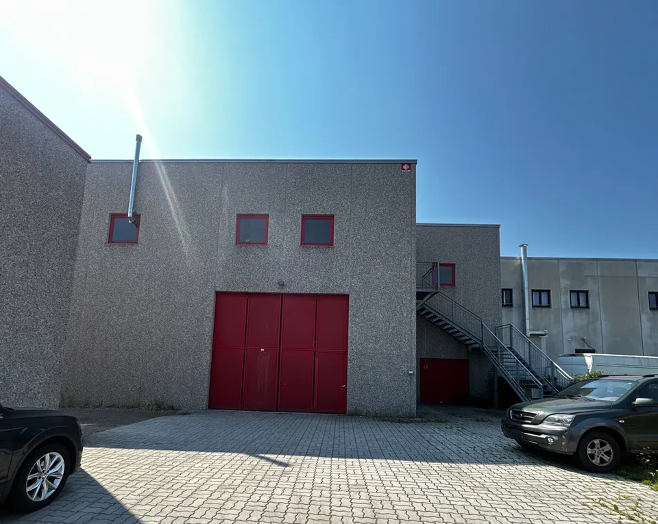 STABIO ENTREPÔT DE 800 M² AVEC BUREAUX
