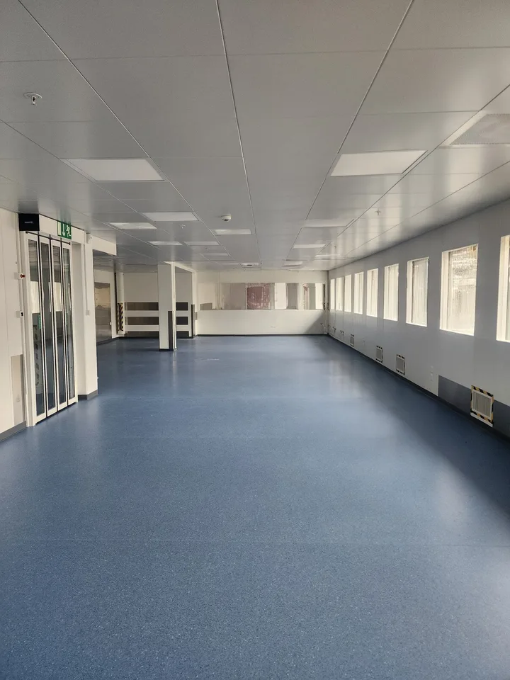 Salle blanche et espace industriel moderne de 218 m² à Neuchâtel
