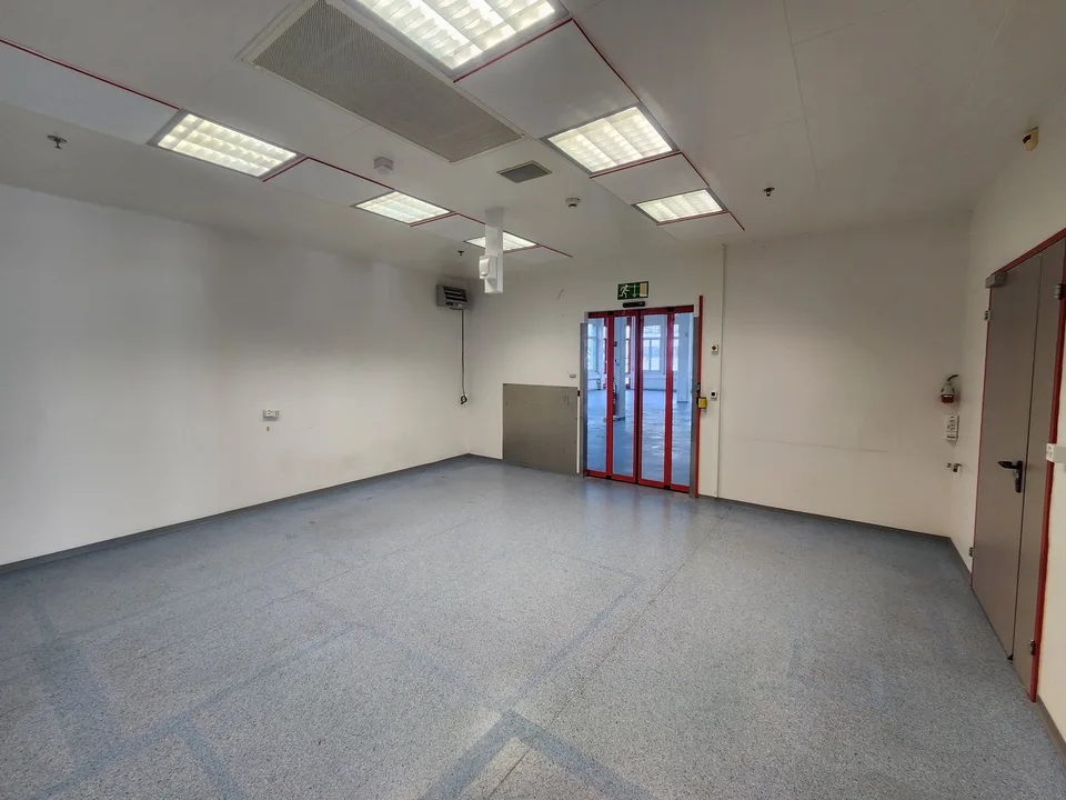Moderne Industrie- und Weißraumfläche von 218 m² in Neuchâtel – Foto 22 von 29