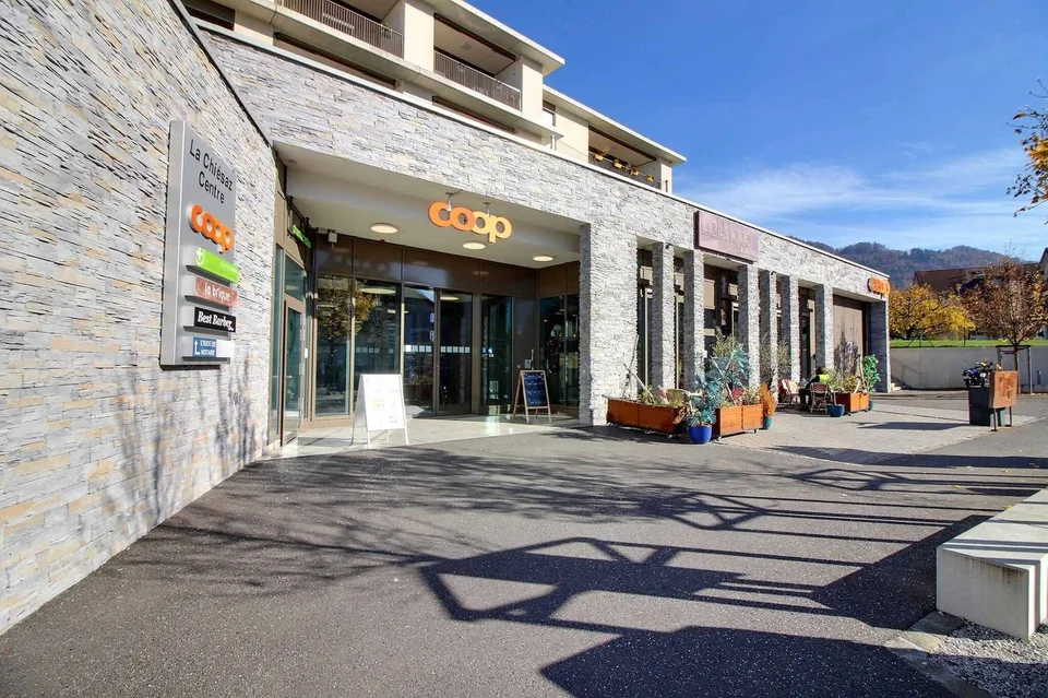 Arcade commerciale de 143 m² au cur du centre commercial La Chiésaz