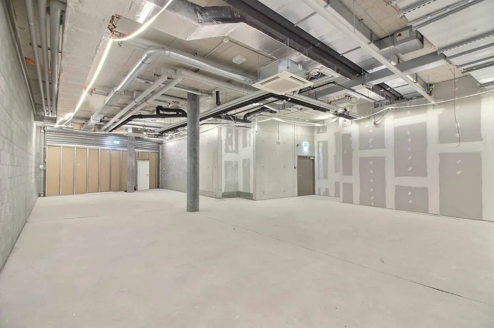 Arcade commerciale de 143 m² au cur du centre commercial La Chiésaz