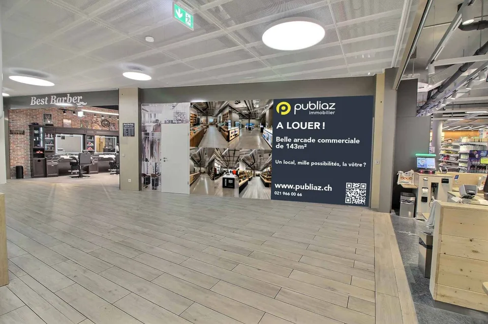 Arcade commerciale de 143 m² au cur du centre commercial La Chiésaz