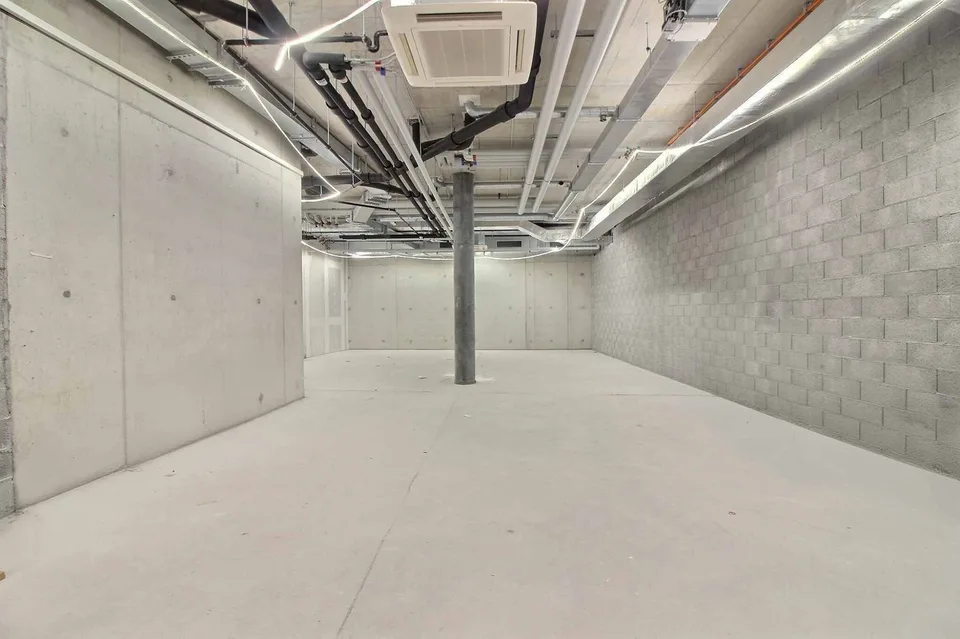 Arcade commerciale de 143 m² au cur du centre commercial La Chiésaz