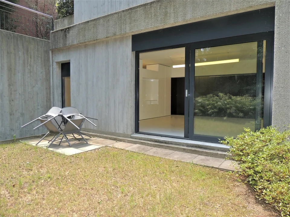 AMPIO UFFICIO CON GIARDINO A SORENGO