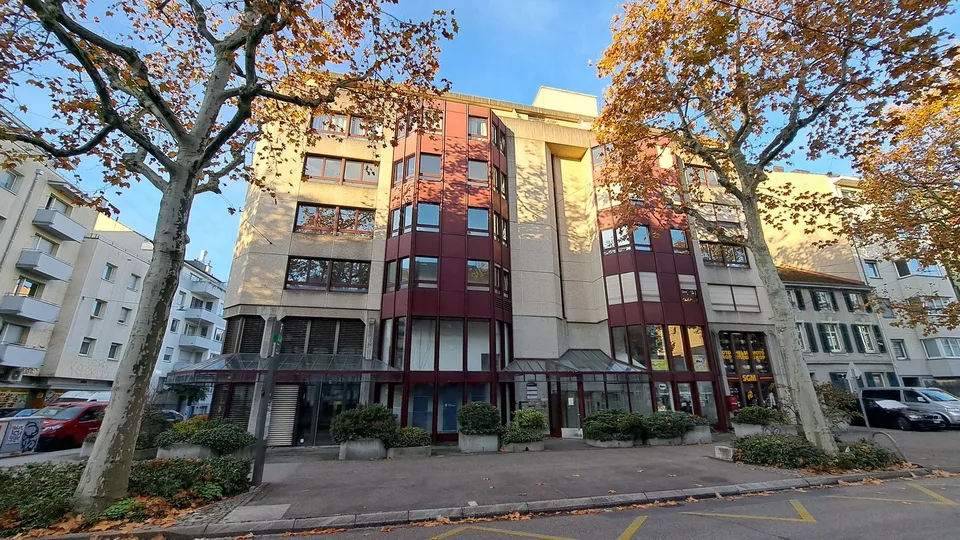 Laden / Büro modern, sehr zentral, mit 5 Meter hoher Decke