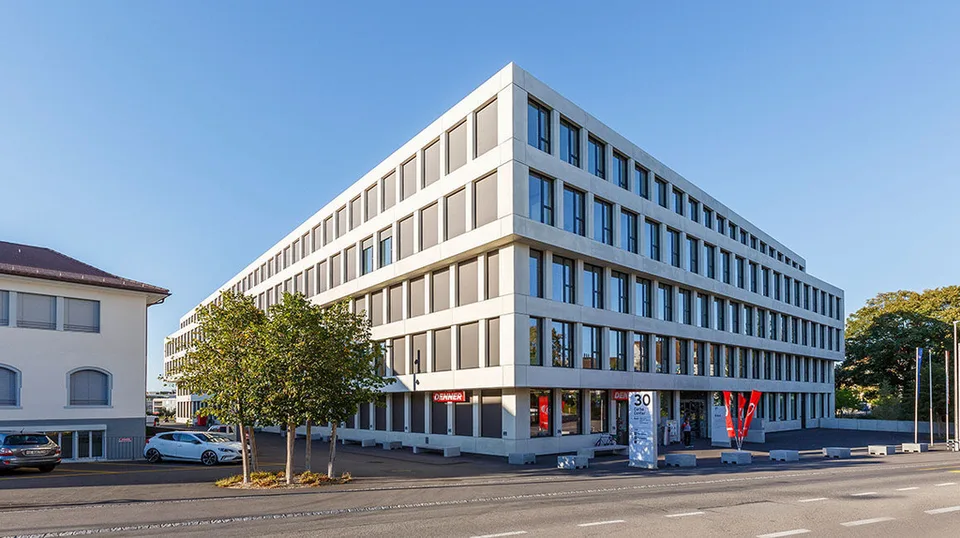 Lichtdurchflutete Gewerbefläche mit grosszügiger Schaufensterfront