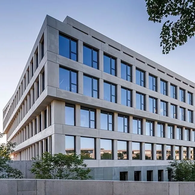 Espace commercial inondé de lumière avec une façade vitrée généreuse