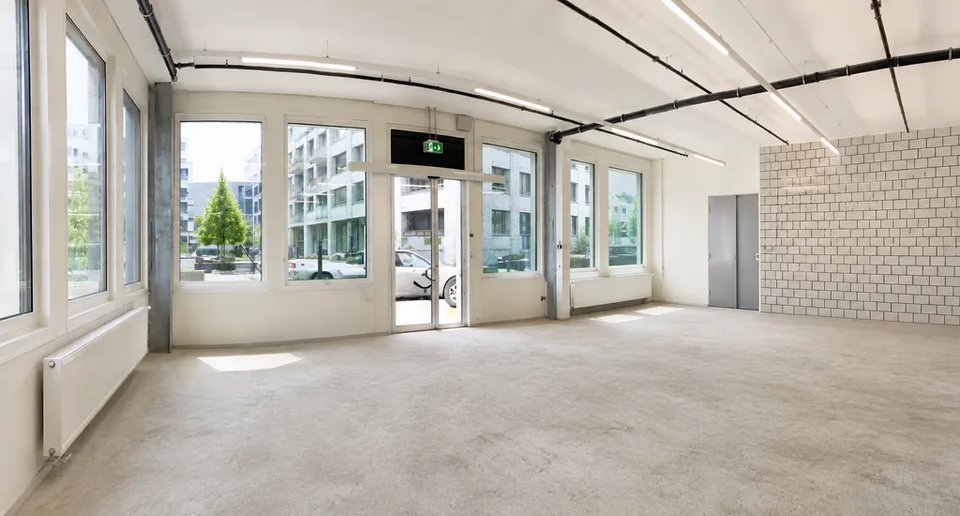 Espace commercial inondé de lumière avec une façade vitrée généreuse