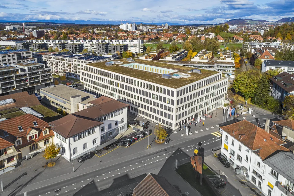 Espace commercial inondé de lumière avec une façade vitrée généreuse