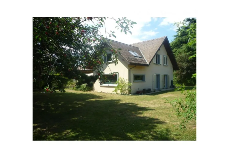Charming 7.5-Room Villa for Rent in Préverenges – Idyllic Setting Near the Lake