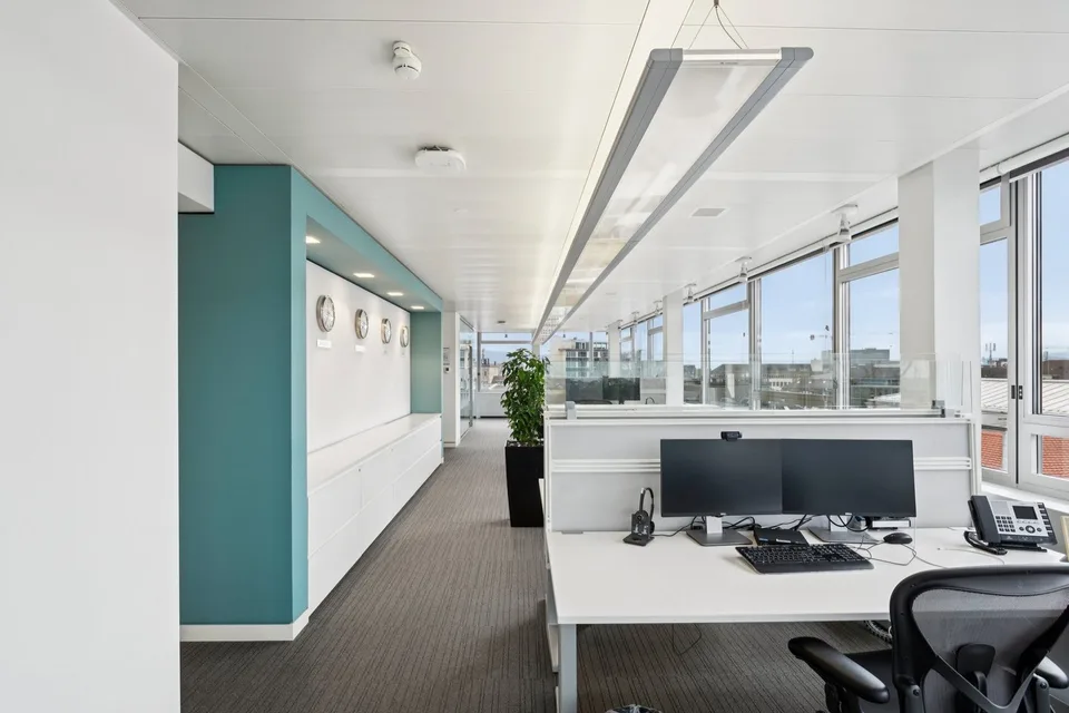 Votre nouveau espace de bureau dans la tour la plus prisée de Zurich !