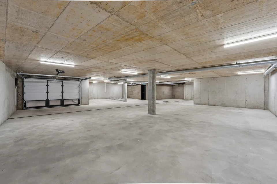 Töff-PP in un parcheggio sotterraneo nuovo e moderno