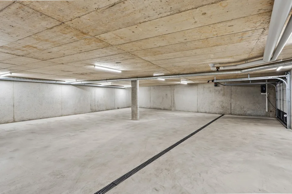 Töff-PP in un parcheggio sotterraneo nuovo e moderno