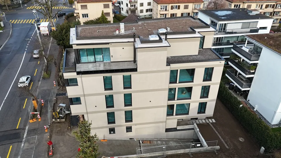 Töff-PP in un parcheggio sotterraneo nuovo e moderno