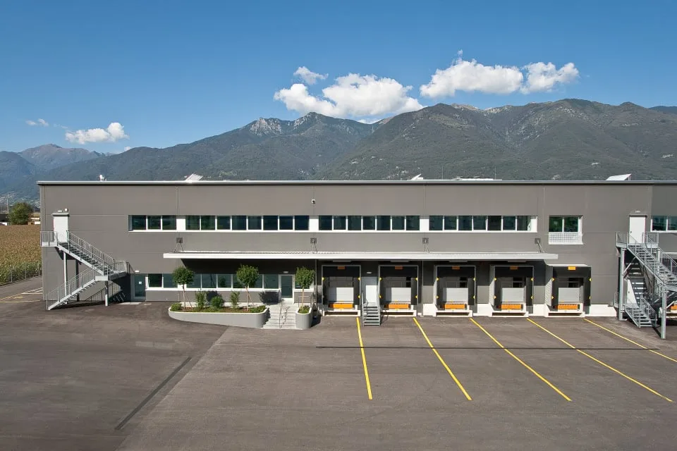 Ampi spazi uso logistico/laboratorio in affitto o vendita a Contone – foto 14 di 19