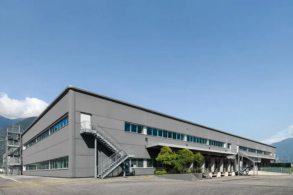 Ampi spazi uso logistico/laboratorio in affitto o vendita a Contone – foto 12 di 19