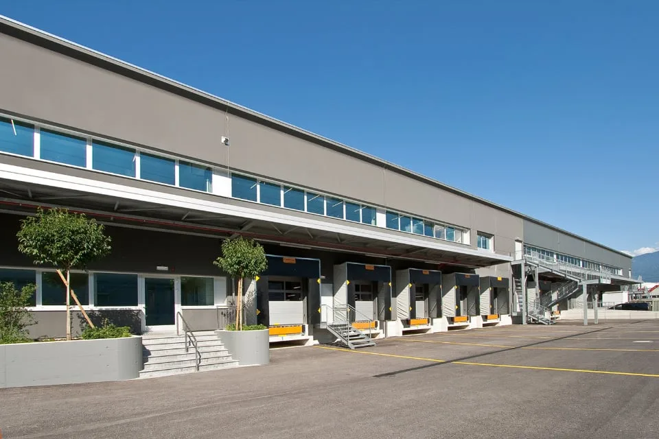 Ampi spazi uso logistico/laboratorio in affitto o vendita a Contone – foto 13 di 19