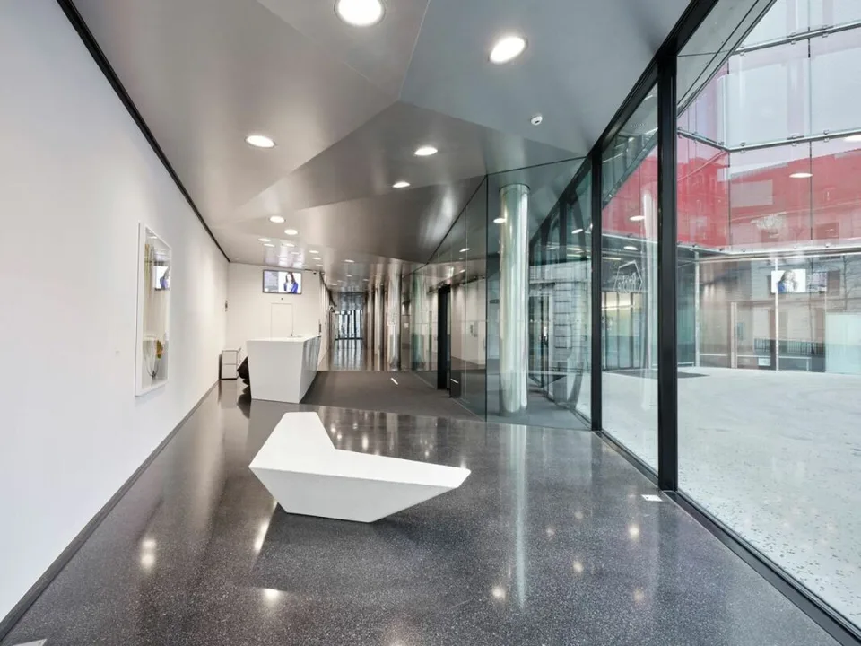 Bureau de ville en développement complet directement à la gare SBB
