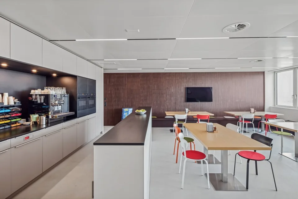 Ufficio moderno con reception e vista sul lago in affitto