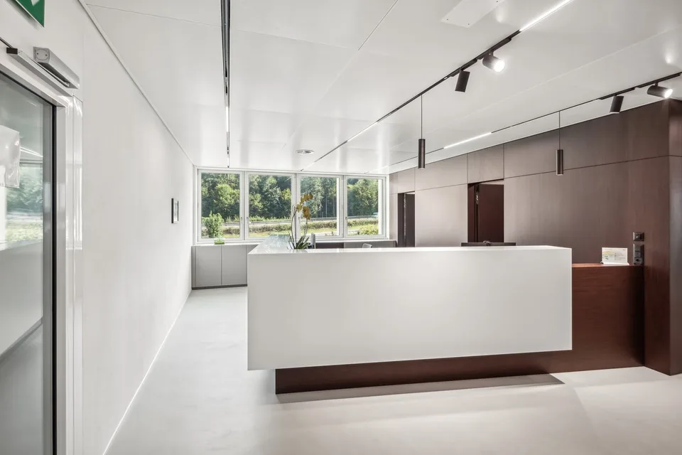 Modernes Büro mit Empfang und Seesicht zur Miete
