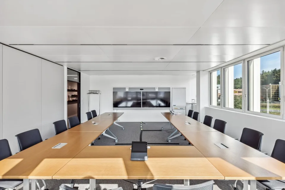 Ufficio moderno con reception e vista sul lago in affitto