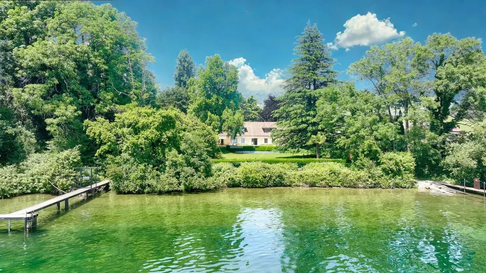 Elegante Immobilie am See an der Küste