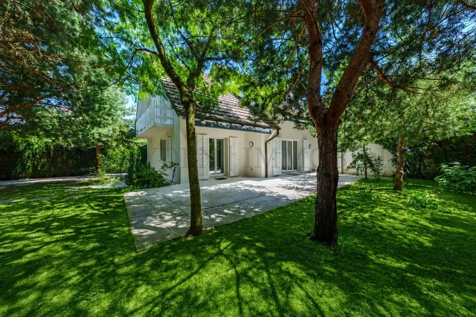 Villa jumelle rénovée avec studio indépendant dans un environnement résidentiel privilégié à Commugny