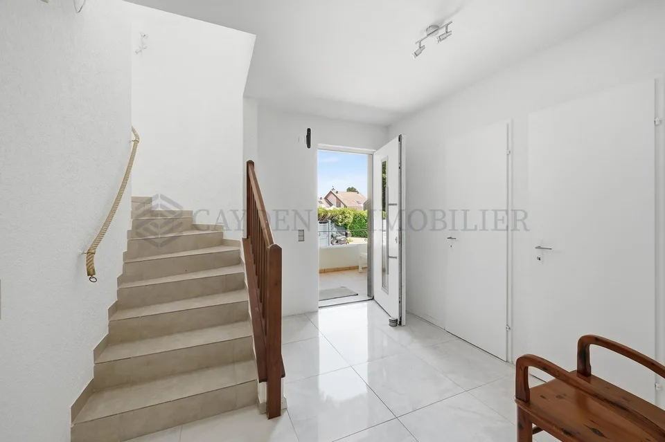Villa Doppelhaus renoviert mit unabhängigem Studio in einem bevorzugten Wohngebiet in Commugny