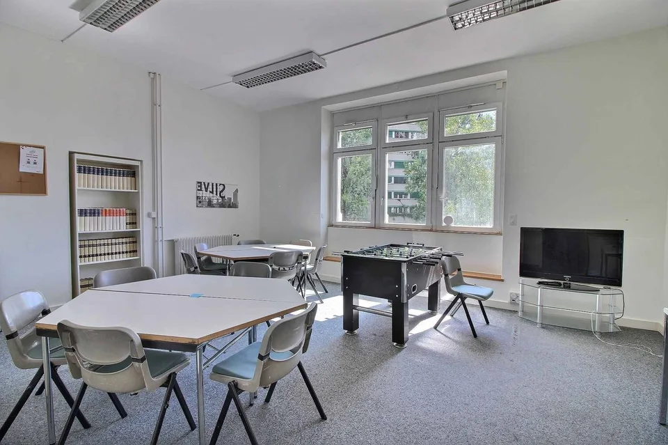 ZU VERMIETEN: AUßERGEWÖHNliches Gewerbegebäude – Foto 9 von 10