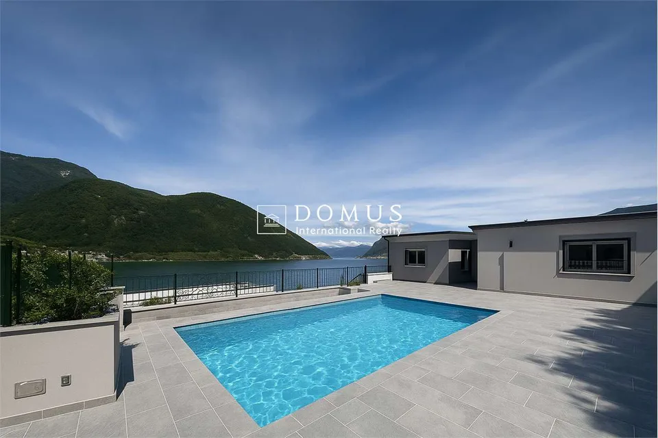 Villa con piscina vista lago e grottino
