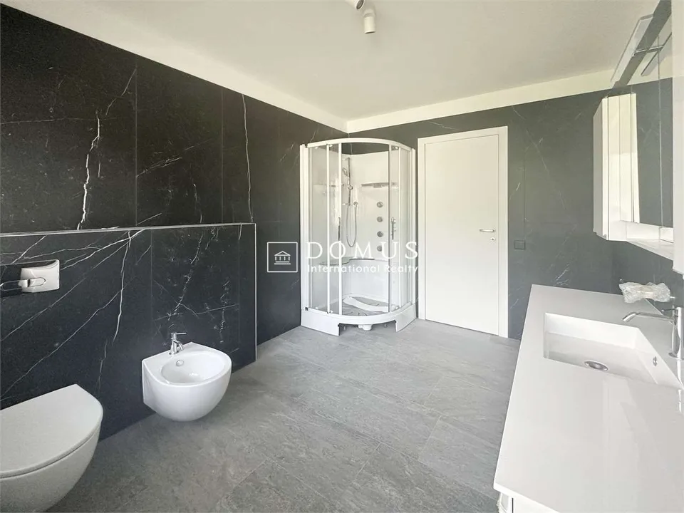 Villa mit Pool und Seeblick sowie Grotte – Foto 13 von 13