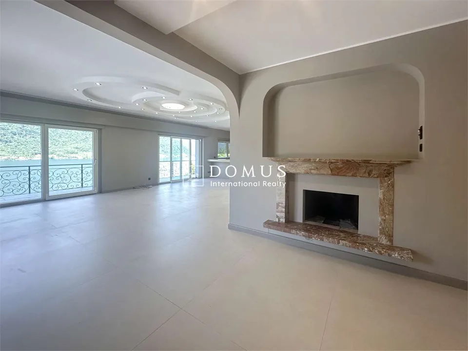 Villa mit Pool, Seeblick und Grotte